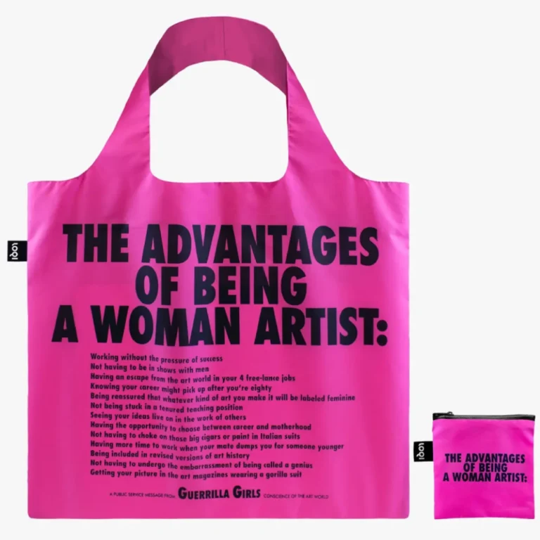 LOQI – Τσάντα Shopping Bag Guerrilla Girls The Advantages of Being A Woman Artist Μεταφέρετε μαζί σας ένα από τα πιο εμβληματικά καλλιτεχνικά και κοινωνικά μηνύματα της σύγχρονης τέχνης με την LOQI Guerrilla Girls – The Advantages of Being A Woman Artist. Μια ξεχωριστή τσάντα που συνδυάζει λειτουργικότητα, τέχνη και πολιτισμό σε ένα καθημερινό αξεσουάρ. Οι Guerrilla Girls έγιναν γνωστές για το χιούμορ, τις δυνατές εικόνες και τα μηνύματα που ανέδειξαν την υποεκπροσώπηση των γυναικών στον χώρο της τέχνης. Από το 1988 μέχρι σήμερα, το έργο τους παραμένει επίκαιρο και αναγνωρίσιμο παγκοσμίως. Το χαρακτηριστικό έργο "The Advantages of Being A Woman Artist" μεταφέρεται σε αυτή τη συλλεκτική τσάντα της LOQI, σε συνεργασία με την Tate London. Χαρακτηριστικά Brand: LOQI Καλλιτέχνης: Guerrilla Girls Έργο: The Advantages of Being A Woman Artist Συλλογή: Tate London Τύπος: Επαναχρησιμοποιούμενη τσάντα αγορών Υλικό: Ανακυκλωμένος πολυεστέρας Χαρακτηριστικά: Ελαφριά, ανθεκτική και κατάλληλη για καθημερινή χρήση Ιδανική για: αγορές, βόλτες, ταξίδια και λάτρεις της τέχνης Μια μοναδική τσάντα που δεν μεταφέρει μόνο αντικείμενα, αλλά και ένα διαχρονικό μήνυμα για τη θέση των γυναικών στην τέχνη και τον πολιτισμό. Description Carry one of the most iconic statements in contemporary art with the LOQI Guerrilla Girls – The Advantages of Being A Woman Artist Shopping Bag. Combining functionality, creativity and cultural significance, this reusable tote is designed for everyday life. The Guerrilla Girls are renowned for their bold visual language and witty activism highlighting the underrepresentation of women in the art world. Their famous 1988 artwork is reproduced on this special LOQI bag created in collaboration with Tate London. Brand: LOQI Artist: Guerrilla Girls Artwork: The Advantages of Being A Woman Artist Collection: Tate London Type: Reusable shopping bag Material: Recycled polyester Features: Lightweight, durable and eco-friendly Ideal for: shopping, commuting, travel and art lovers LOQI Τσάντα Guerrilla Girls The Advantages of Being A Woman Artist