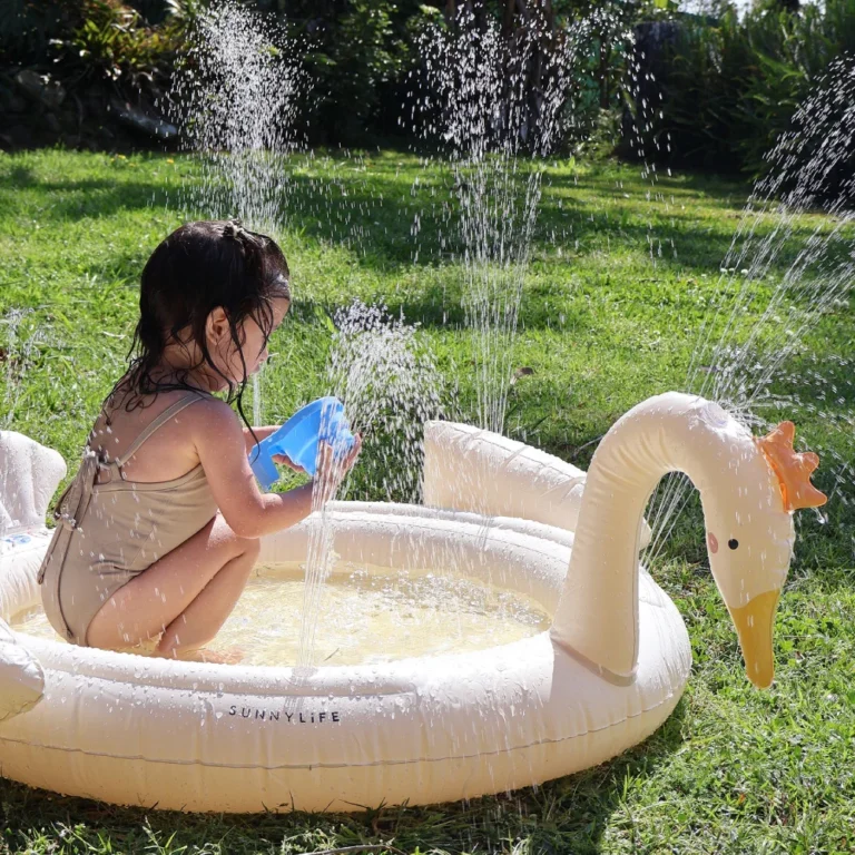 SUNNYLiFE Παιδική Φουσκωτή Πισίνα Princess Swan με Σπρίνκλερ